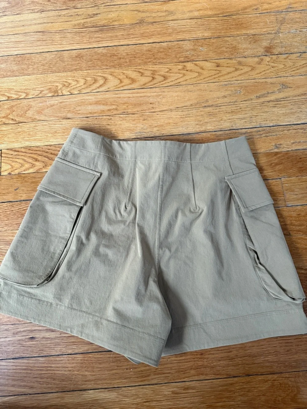 Lululemon High-Rise Cargo Pocket Women’s Shorts — Taupe - Picture 7 of 8